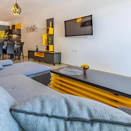 3 Bedroom Cozy In Apartament Pula