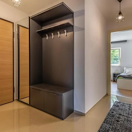 3 Bedroom Cozy In Apartament *
